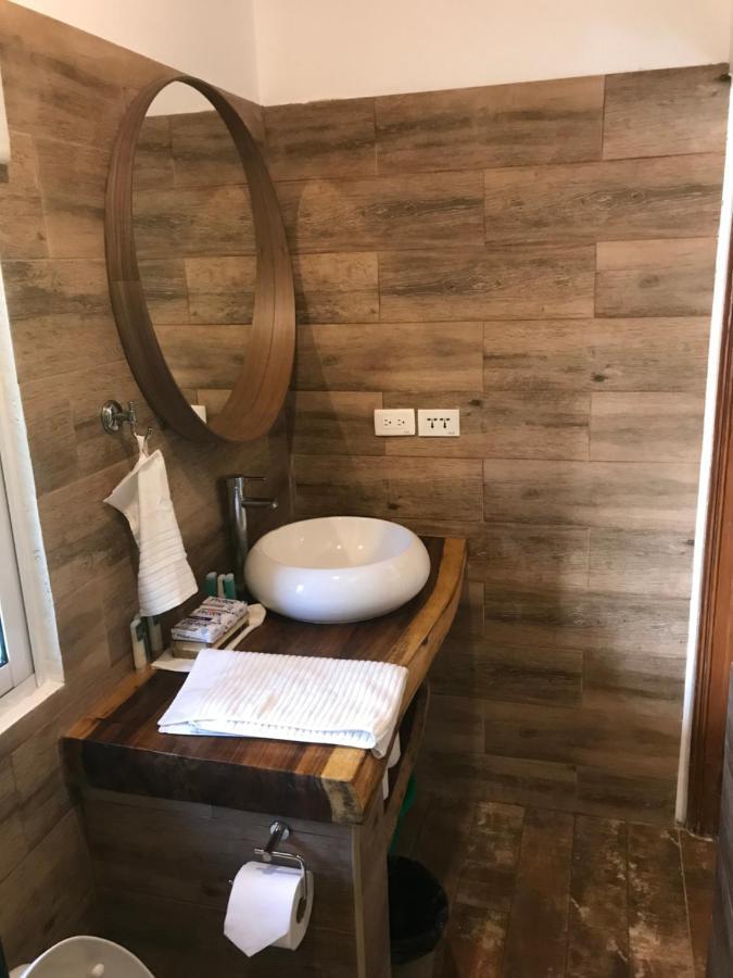 Cozy Oceanfront Villa With Direct Beach Access 라스테레나스 외부 사진