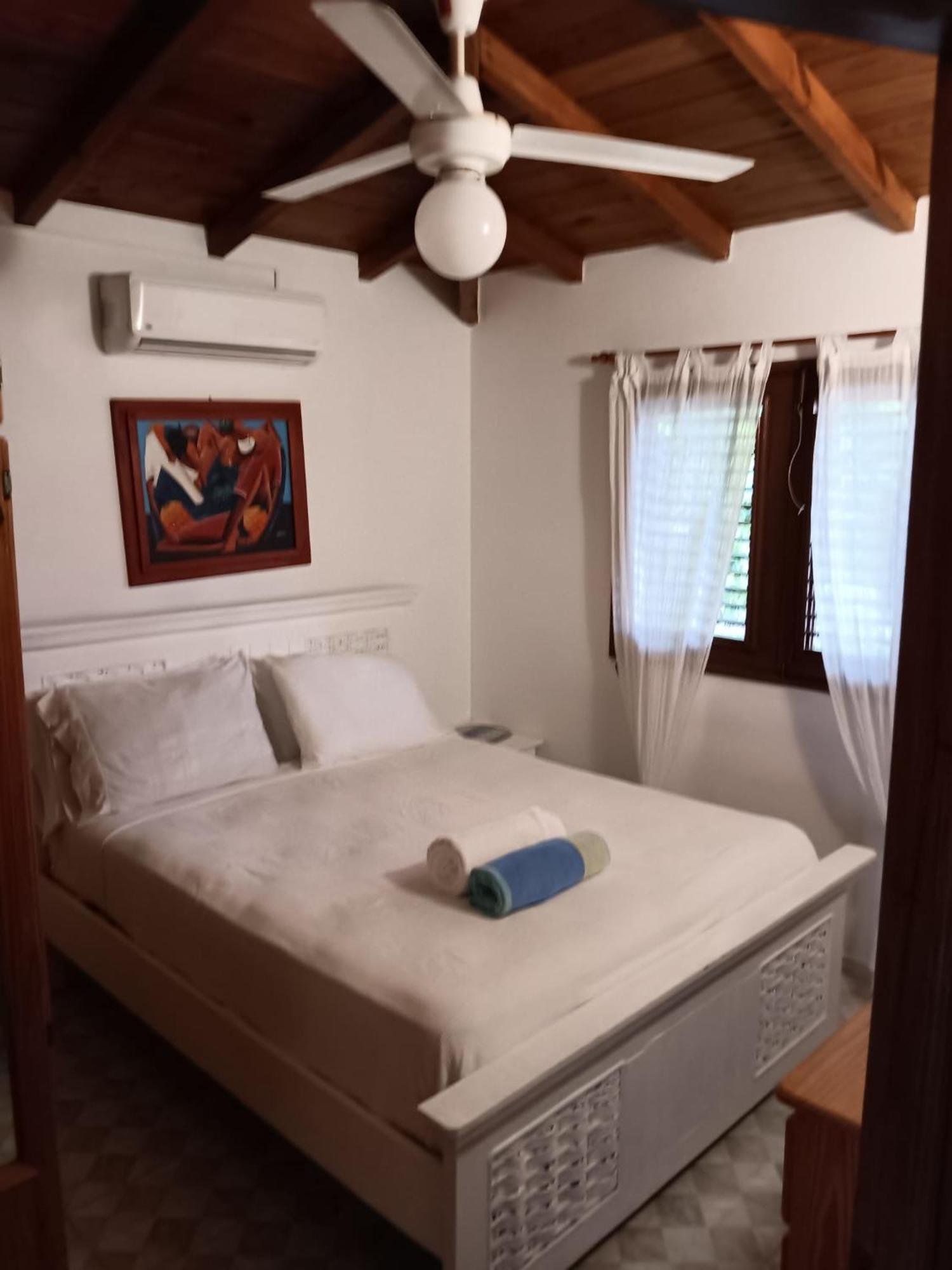 Cozy Oceanfront Villa With Direct Beach Access 라스테레나스 외부 사진