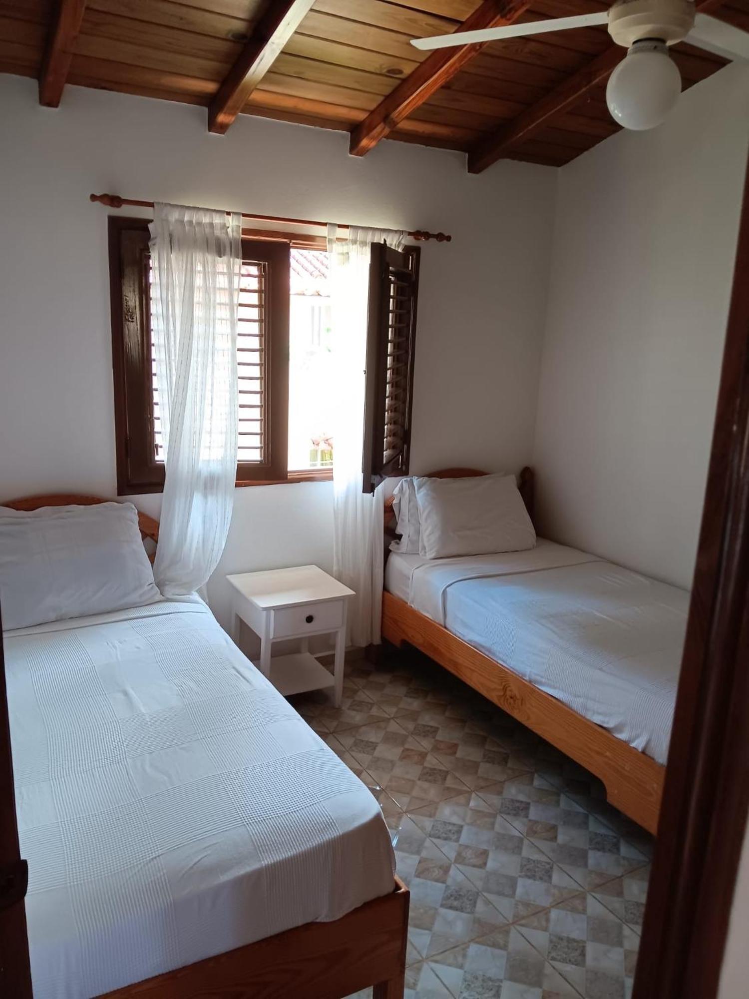 Cozy Oceanfront Villa With Direct Beach Access 라스테레나스 외부 사진